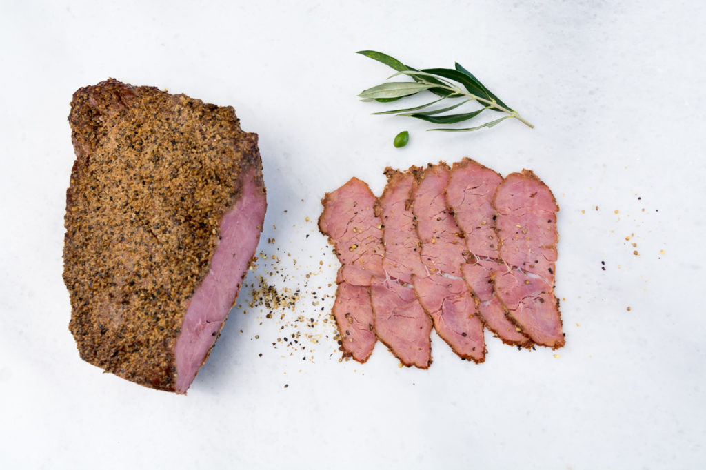 Le pastrami est fait du veau frais maigre, du sel et des épices.